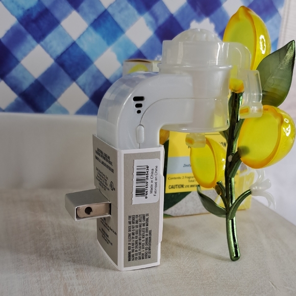 WHITE BARN WALLFLOWERS PLUG SCENT-CONTROL & REFILLS 3-PIECE HOME FRAGRANCE SET - Picture 8 of 12